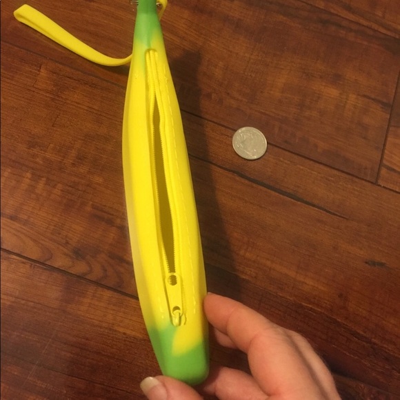 🍌 Last one!🍌 Super cute banana zipper pouch - Picture 6 of 8